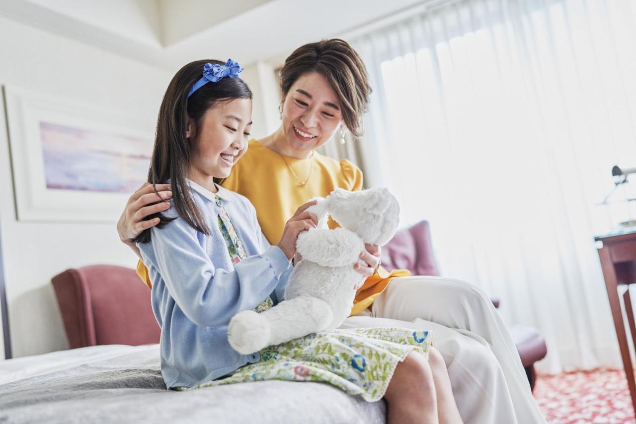 Imperial Hotel Τόκιο Εξωτερικό φωτογραφία A child with her mother