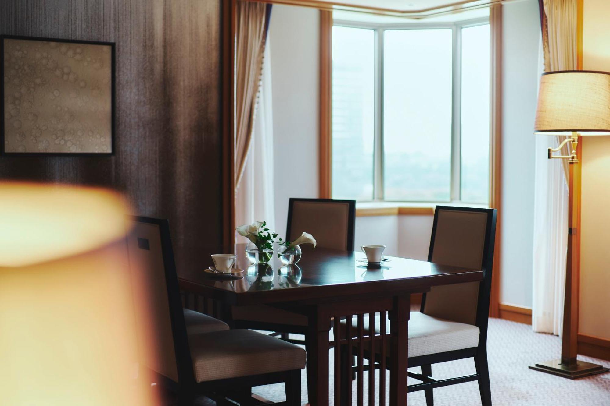Imperial Hotel Τόκιο Εξωτερικό φωτογραφία A table and chairs in a hotel room