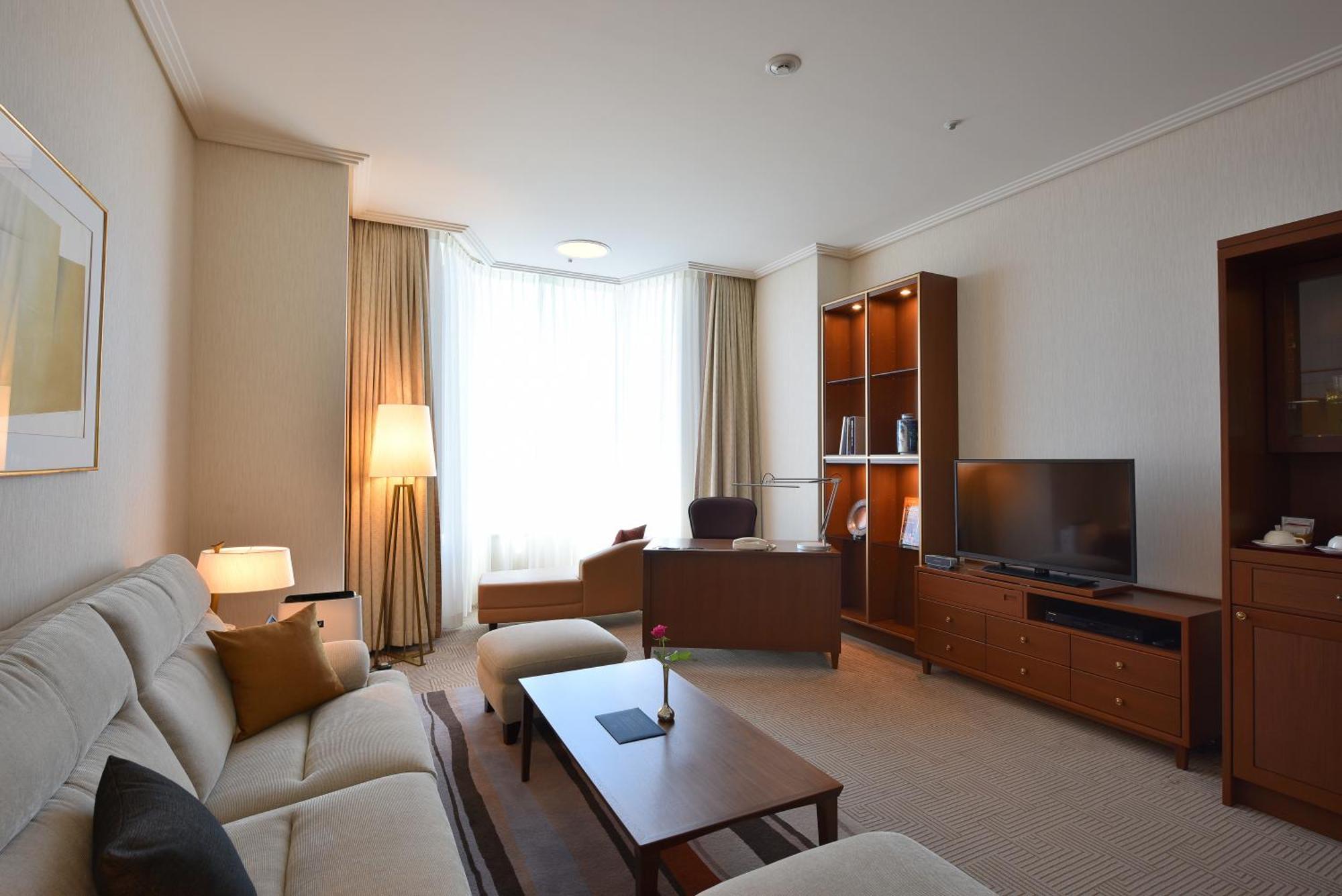 Imperial Hotel Τόκιο Εξωτερικό φωτογραφία A living room in a suite at the InterContinental Vienna